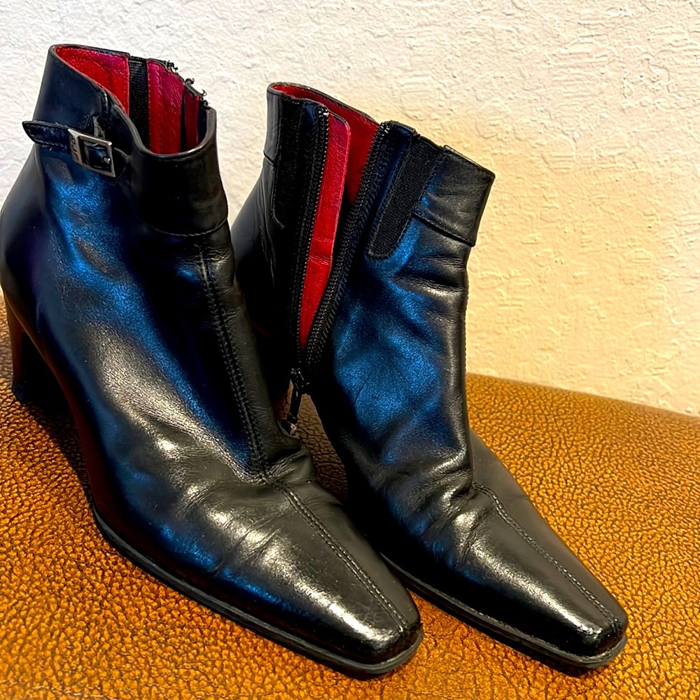 Donald J. Pliner lady’s classic dress black leather boots beautiful styled kicks